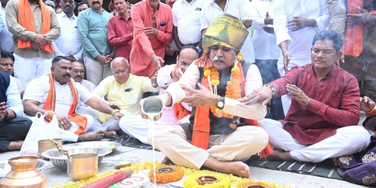 Development is the resolution": Rajesh Moonat performed the Bhoomi Pujan for works worth 65 lakhs in Janta Colony Bal Gangadhar Tilak Ward