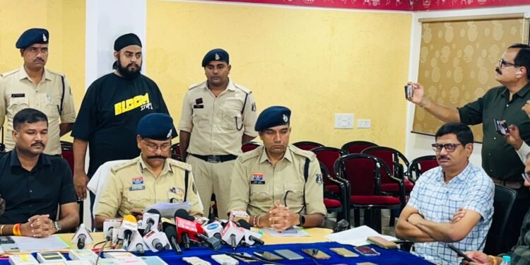 The accused who cheated people of lakhs of rupees by promising to get them loans by financing mobile phones has been arrested