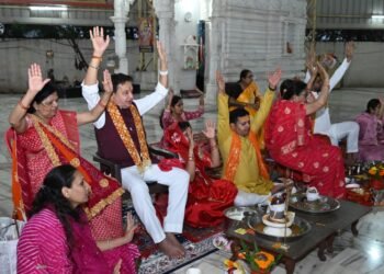 Raipur was filled with Shiva in Shravan: MLA Dr. Agarwal prayed for peace and happiness by performing Rudrabhishek