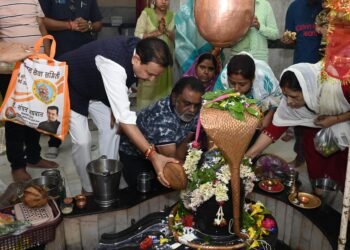MLA Dr. Sampat Agarwal performed Shiva Abhishek and said- Worship of Shiva shows us the path of patience, courage and service