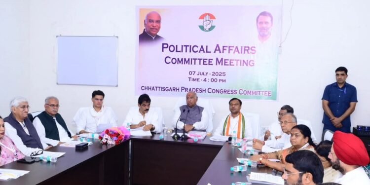 कांग्रेस के राष्ट्रीय अध्यक्ष मल्लिकार्जुन खड़गे एवं महासचिव संगठन केसी वेणुगोपाल ने प्रदेश कांग्रेस की ली बैठक