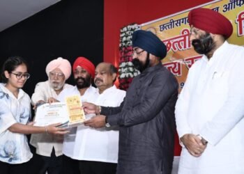Glorious felicitation ceremony of Sikh community: MLA Mishra felicitated meritorious students