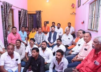 ग्राम चरौदा में अनुज ने ग्रामीण के साथ सुनी प्रधानमंत्री मोदी  का 124वां ‘मन की बात