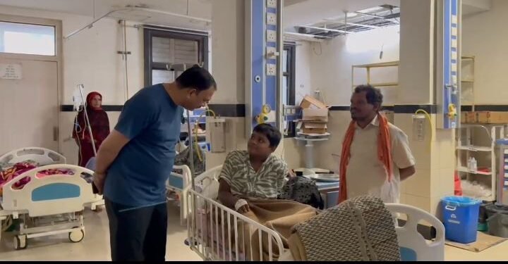 सुबह सुबह पहुंचे स्वास्थ्य मंत्री DKS अस्पताल,  किया औचक निरीक्षण