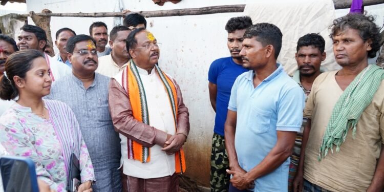 Tribal Development Minister inspected the houses built under PM Janman in Sakra