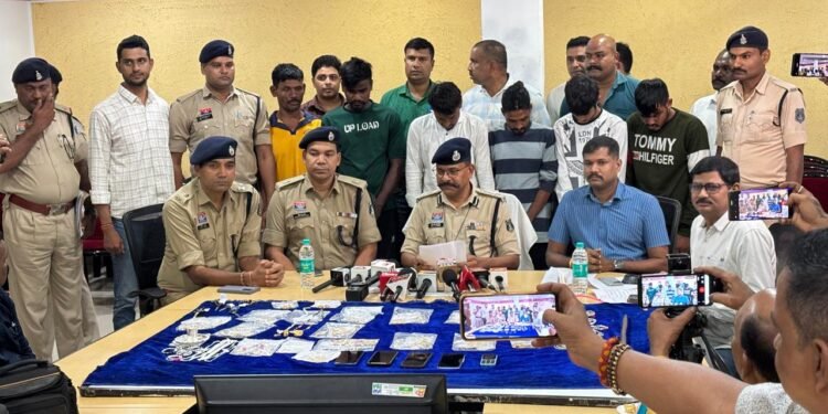 The "Dewar Gang" which had committed more than "one and a half dozen" cases of theft of gold and silver jewellery and cash worth lakhs of rupees was exposed