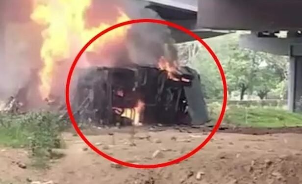 Truck lost control and fell down from the flyover; see the heart wrenching scene…