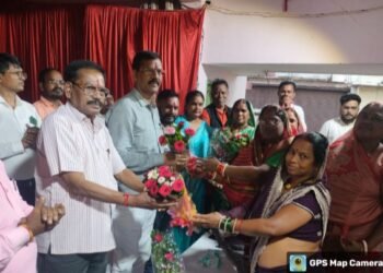 MLA Sahu inaugurated the newly constructed shed at Sahupara Amlidih by cutting the ribbon and giving a wonderful gift of Rs 10 lakh from MP fund