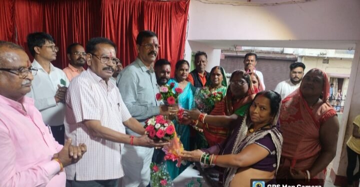 MLA Sahu inaugurated the newly constructed shed at Sahupara Amlidih by cutting the ribbon and giving a wonderful gift of Rs 10 lakh from MP fund