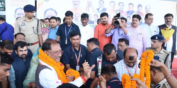 MLA Anuj gave a warm welcome to the Chief Minister along with the workers of the area
