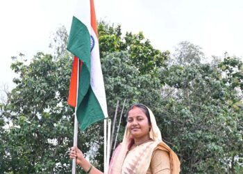 Every home tricolor campaign: Minister Smt. Laxmi Rajwade hoisted the tricolor at her residence