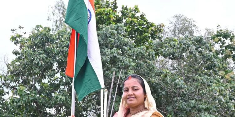 Every home tricolor campaign: Minister Smt. Laxmi Rajwade hoisted the tricolor at her residence