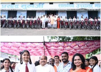 On the initiative of the Chief Minister, MLA Mishra gave bicycles to the girl students and a gift of Rs 10 lakh for school development