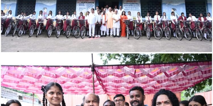 On the initiative of the Chief Minister, MLA Mishra gave bicycles to the girl students and a gift of Rs 10 lakh for school development