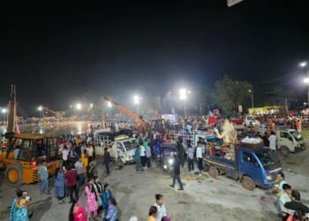 In the environment friendly Ganeshotsav, the immersion pool near the Kharun river became a gathering of Shri Ganesh devotees