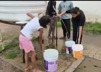 The claims of the government are exposed; Pradhan Mantri Awas Yojana beneficiaries in the capital Raipur have leveled serious allegations against the government, yearning for every drop of water… forced to drink water infested with insects