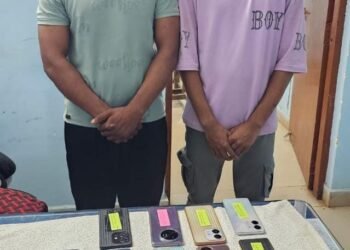 3 people including a boy arrested for committing theft in a mobile shop