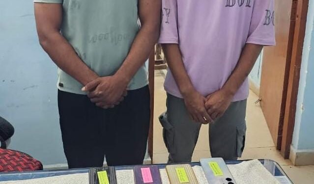 3 people including a boy arrested for committing theft in a mobile shop