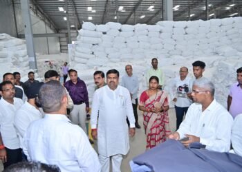 Village Industries Minister Gajendra Yadav inspected the warehouse of Handloom Weavers Association.