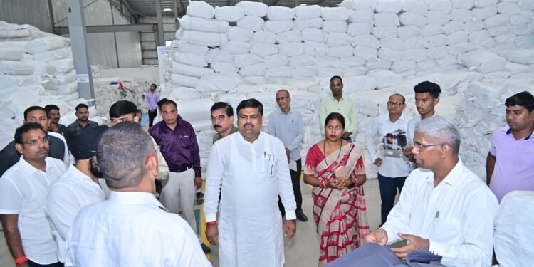 Village Industries Minister Gajendra Yadav inspected the warehouse of Handloom Weavers Association.