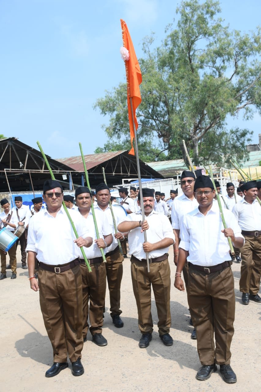 Rashtriya Swayamsevak Sangh Basna Mandal celebrated Vijayadashami festival, 1015 volunteers marched on the road.