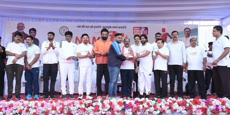 MLA Anuj along with Deputy Chief Minister Sao participated in 'Namo Yuva Run' along with thousands of youth and ran for a drug-free India.