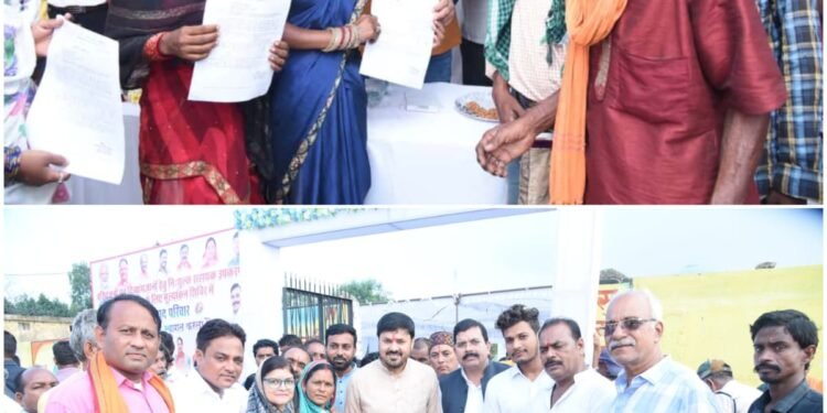 Along with MLA Anuj, more than 75 people donated blood and 54 people got houses.
