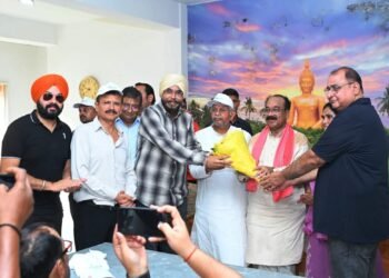 Deputy Chief Minister Arun Saw and officials did Shramdaan