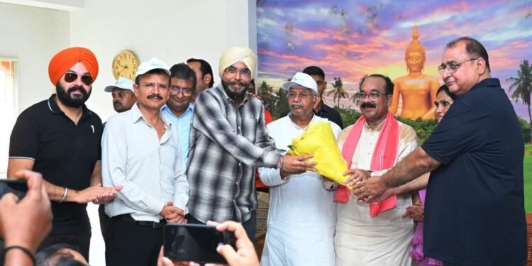 Deputy Chief Minister Arun Saw and officials did Shramdaan