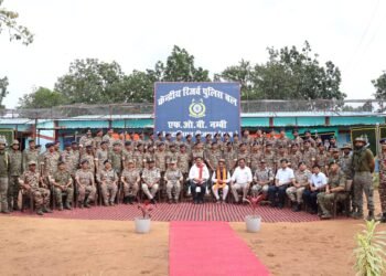 Deputy Chief Minister Shri Vijay Sharma met the jawans of CRPF camp in remote village Nambi.
