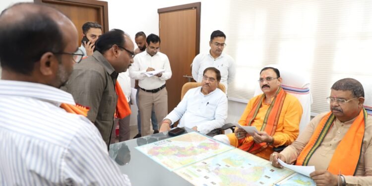 200 workers applied at the Sahayog Kendra, Health Minister Jaiswal gave instructions for immediate action.