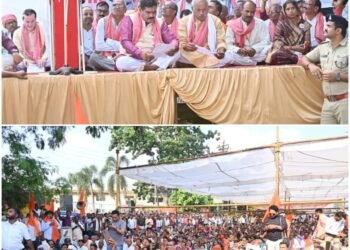 Minister Gajendra Yadav met the protesting farmers and listened to their problems.