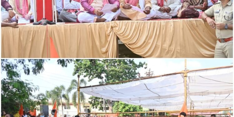 Minister Gajendra Yadav met the protesting farmers and listened to their problems.