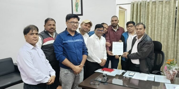 Chhattisgarh Assistant Teachers/Comprehensive Teachers Federation, Raipur Division submitted a memorandum to the Education Department on important demands and problems.