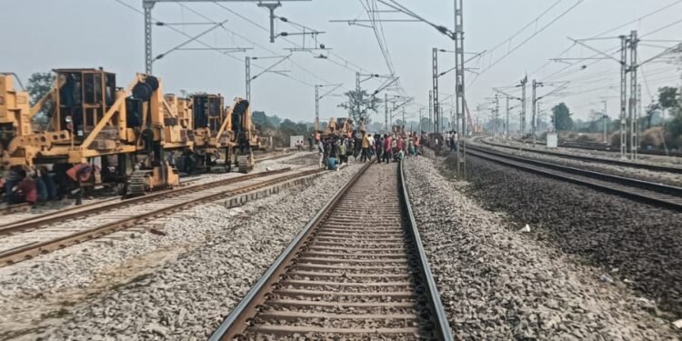 Non-interlocking work on the Raigarh-Kotraliya section of the South East Central Railway and the successful commissioning of Chakradhar Nagar station. _Newsxpress