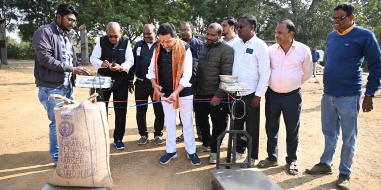 An unprecedented gift of trust and development, Basna MLA Dr. Sampat Agarwal inaugurated the Rasoda Paddy Procurement Centre in a grand manner._Newsxpress