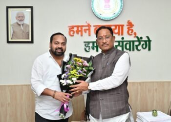 MLA Dipesh Sahu met Chief Minister Vishnudev Sai at the Chief Minister's residence._Newsxpress