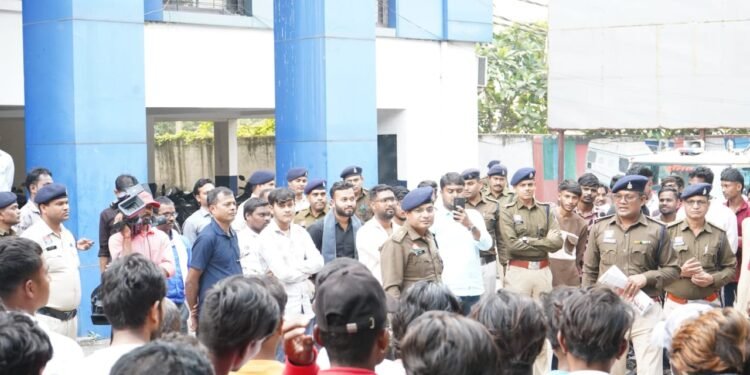 More than 250 knife-wielding criminals and criminals residing in different police station areas were arrested. _Newsxpress