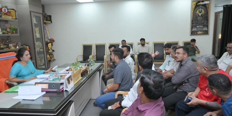 Chowpatty vendors, who were shifted from near Science College to the new vending zone near Amanaka ROB, met Mayor Meenal._Newsxpress