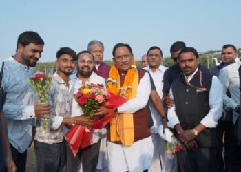 MLA Dipesh Sahu gave a grand welcome to Chief Minister Dev Sai on his arrival in Bemetara._Newsxpress