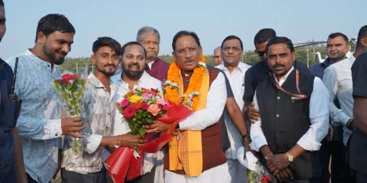 MLA Dipesh Sahu gave a grand welcome to Chief Minister Dev Sai on his arrival in Bemetara._Newsxpress