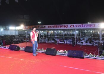 Anuj and his artists added colour to the Rajyotsav. The audience was seen dancing to Anuj's songs. _Newsxpress
