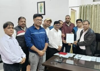On the occasion of Baba Guru Ghasidas's birth anniversary, representatives of the youth Satnami community reached the DRM office and submitted an important memorandum.