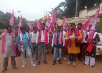 As per the instructions of Amit Jogi, Nagarnar CMD reached Kirandul and was protested, demonstrated and gheraoed by Jogi Congress workers.