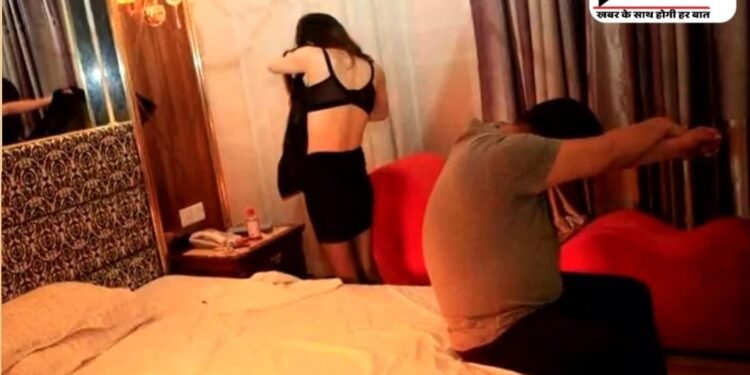 An elderly man was caught having fun with a young woman in a hotel; 7 couples arrested for compromising position.