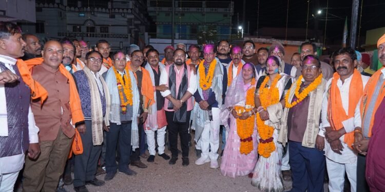 Grand welcome to the victorious office bearers of Karma Samaj Ganga Panel at the MLA residence_Newsxpress