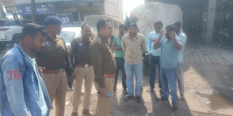 Challan action was taken against vehicles parked illegally on the service road from Tatibandh Chowk to Pachpedi Naka Chowk.