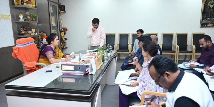 * Commercial tax should be collected from those who install mobile towers and advertising hoardings on their rooftops.