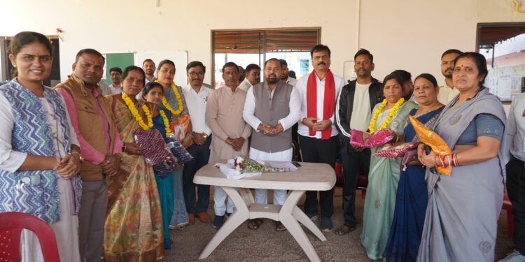 MLA Dipesh Sahu honored the BLO team for completing 100% SIR_Newsxpess
