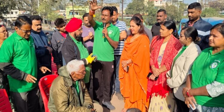 Mayor Meenal Choubey inspected the Maharajbandh pond cleaning drive and praised the work of the Green Army.
